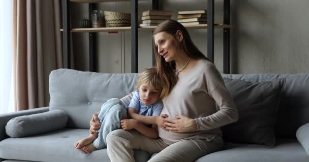 Jong zwanger vrouw knuffelen zoon kleuter met liefde zorg — Stockvideo