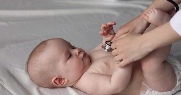 Παιδίατρος κρατήσει στηθοσκόπιο ελέγξτε καρδιακό ρυθμό της καρδιάς του μικρού παιδιού — Αρχείο Βίντεο