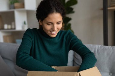 İnternet siparişiyle birlikte mutlu Latin kadın paketi aç