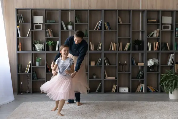 Feliz jovem pai e pequena filha dançando em casa. — Fotografia de Stock