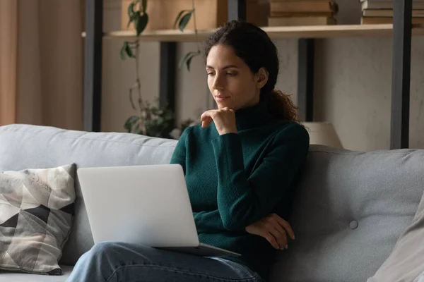 Pensiv ung latinsk kvinna arbetar på laptop tänkande — Stockfoto