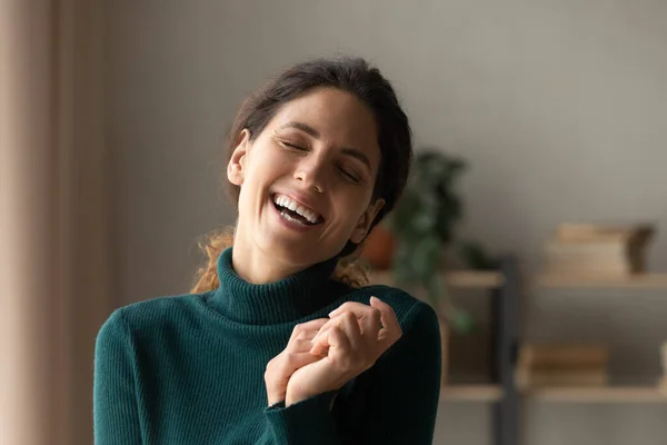 Sorridente donna latina ridere godere il fine settimana a casa — Foto Stock
