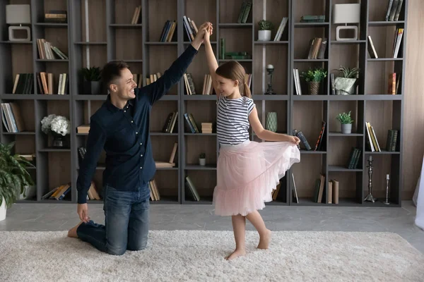 Feliz padre joven bailando con su hijita. —  Fotos de Stock