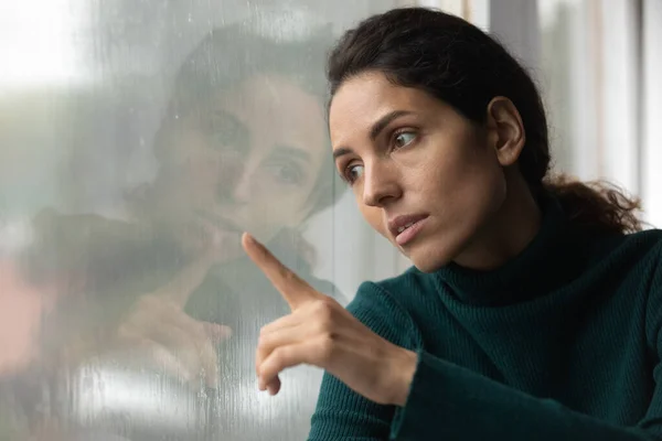 Mujer latina joven trastornada se siente sola en casa — Foto de Stock