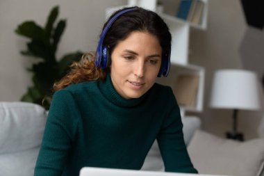 İspanyol kadın evdeki bilgisayarda çalışıyor.