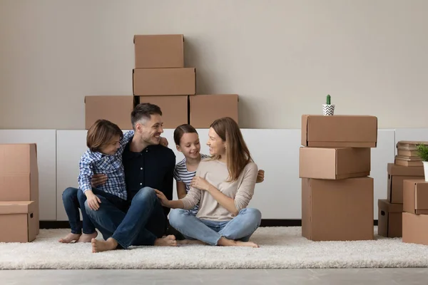 Propietarios felices celebrando mudarse a su propio apartamento. — Foto de Stock