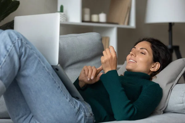 Jong Latijn vrouw ontspannen thuis hebben webcam oproep — Stockfoto