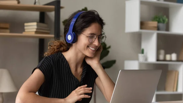 Sorridente donna latina in cuffia parlare in videochiamata — Foto Stock