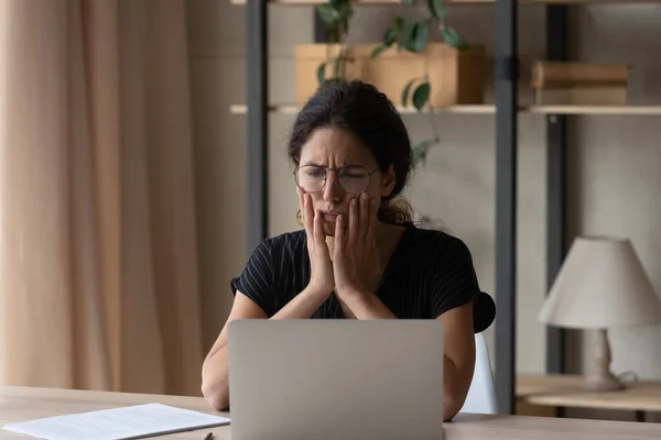 Mujer latina infeliz angustiada con noticias en la web — Foto de Stock
