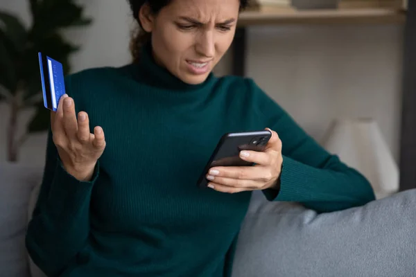 Unhappy Hispanic woman confused with problems paying online — Stock Photo, Image