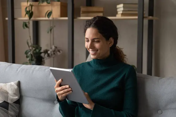 Gülümseyen İspanyol kadın internetten tablet alıyor. — Stok fotoğraf