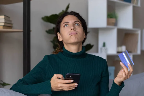 Mad Latin woman have problems paying online — Stock Photo, Image