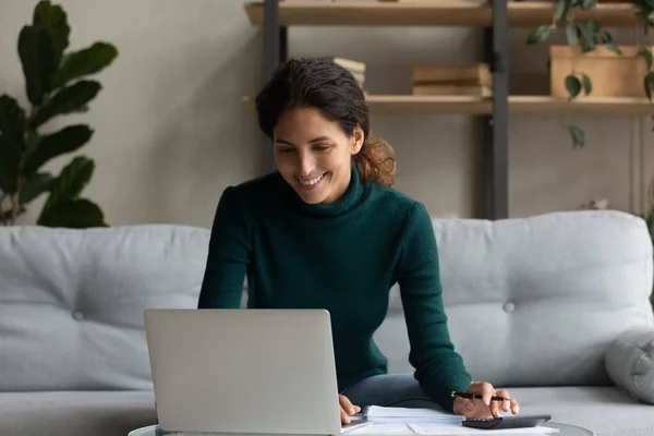 Happy Latin woman pay online on computer — Stock Photo, Image