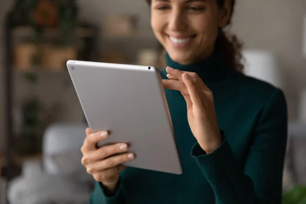 Close up of smiling Latin woman use modern tablet — Stock Photo, Image