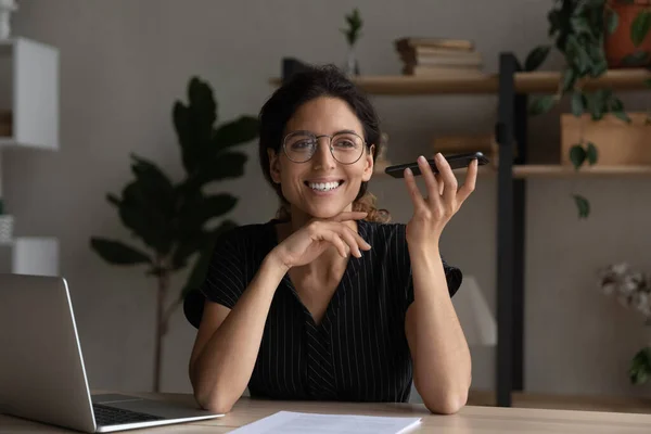 Sorrindo latina mulher falar em alto-falante no smartphone — Fotografia de Stock