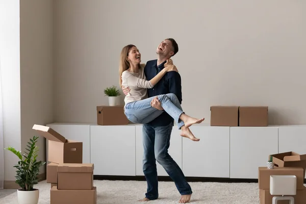 Feliz joven pareja celebrando la compra de su propia vivienda. — Foto de Stock