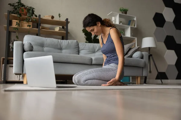 Sağlıklı Latin kadın bilgisayar kullanarak çevrimiçi çalışıyor — Stok fotoğraf