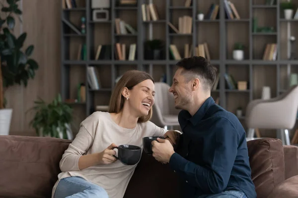 Счастливая молодая семейная пара наслаждается приятным разговором. — стоковое фото