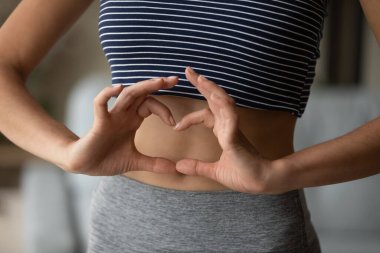Sportif kadınlara yakın spor aktivitelerini seviyorum.