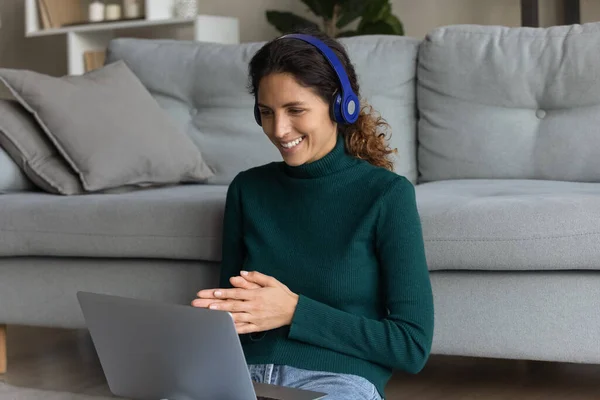 Happy Hispanic woman in headphones speak on video call — Stock Photo, Image