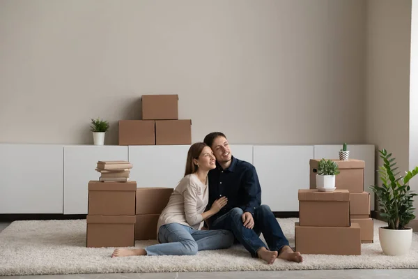 Soñador joven familia feliz pareja soñando despierto en su propio apartamento. — Foto de Stock