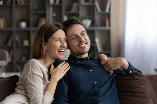 Glad kärleksfull ung familj par dagdrömmer tillsammans hemma. — Stockfoto