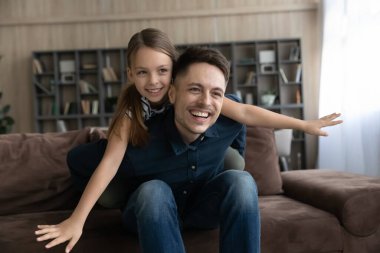 Mutlu genç baba, mutlu küçük kızını kolluyor..