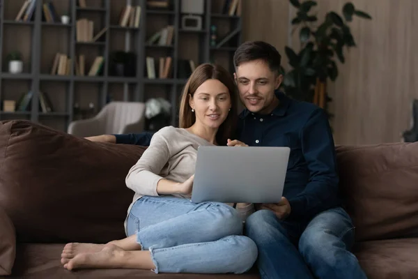 Счастливая молодая семейная пара с помощью компьютера. — стоковое фото