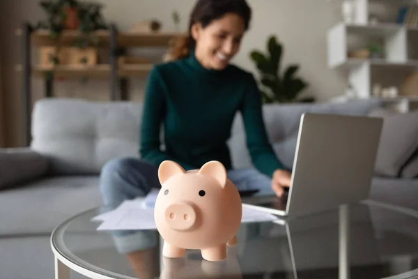 Großaufnahme von Sparschwein auf dem heimischen Tisch — Stockfoto