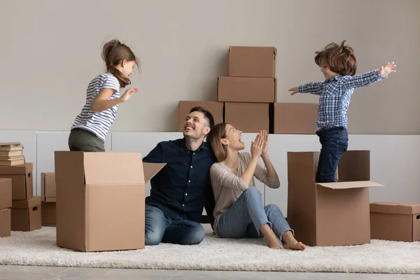 Bonding vriendelijke familie gevoel opgewonden het huren van nieuwe woning. — Stockfoto