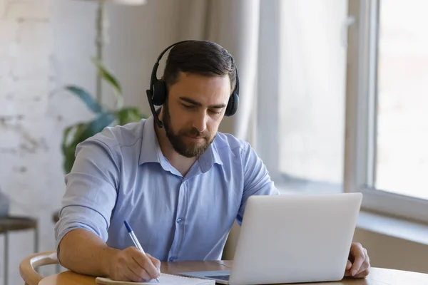 Focalizzato giovane uomo che studia a distanza a casa. — Foto Stock