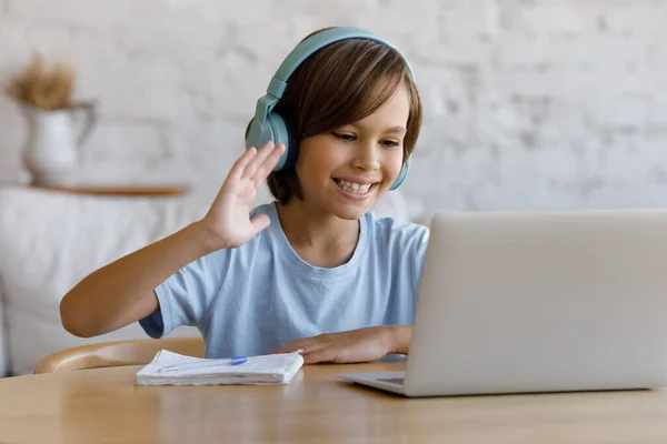 Gelukkig tiener jongen starten video gesprek bellen op laptop. — Stockfoto