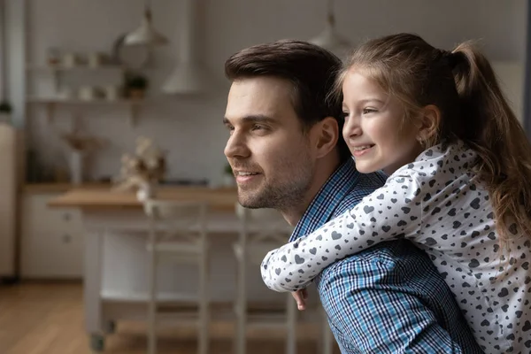 Head shot smiling father piggy backing daughter, dreaming of future — Stockfoto
