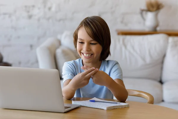 Gelukkige tiener jongen met behulp van gebarentaal, communiceren door middel van video oproep. — Stockfoto