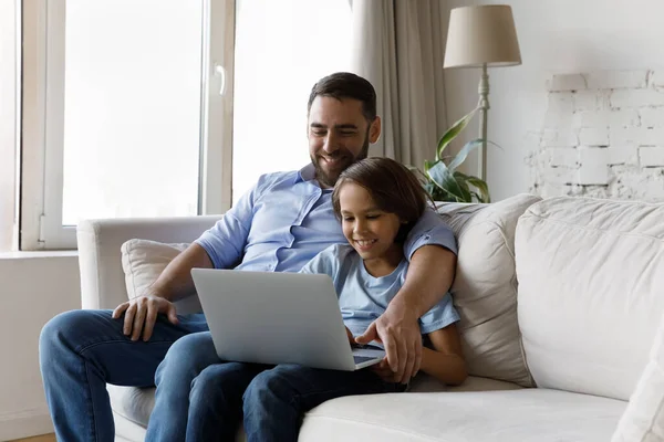 Feliz joven padre e hijo pequeño usando la computadora. — Foto de Stock