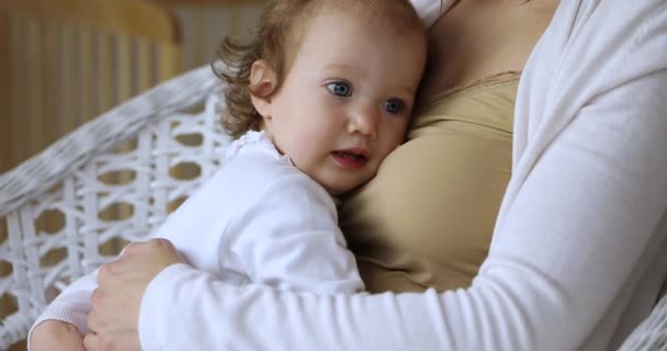 Cute baby girl pisklę się na piersi ukochanej matki — Wideo stockowe