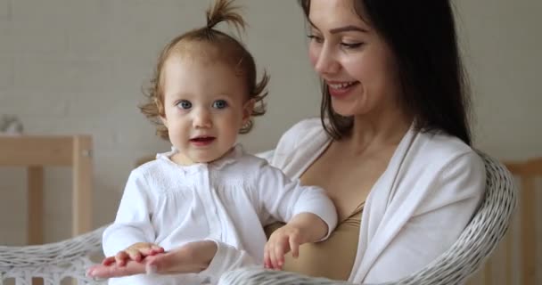 Petite fille assise sur les genoux de la mère câlins jouer galette gâteau — Video