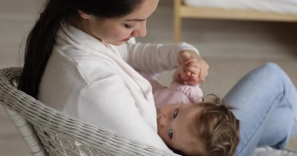 Spokojny przetargu młody latynoski mama karmiąc piersią mało dziecko córka — Wideo stockowe