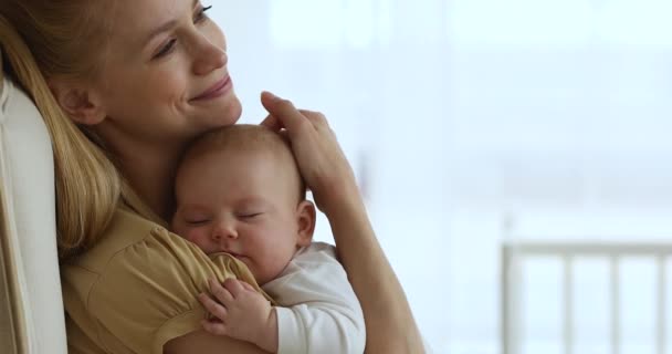 Uśmiechnięta mama przytulić drzemka dziecko strażnik słodki sen z niemowlę — Wideo stockowe