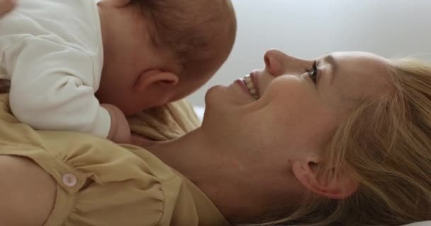 Bambino sdraiato sul petto mamma cercando di sollevare la testa — Video Stock