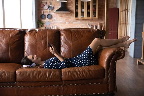 Mujer joven despreocupada disfrutando de la actividad de hobby en casa. — Foto de Stock