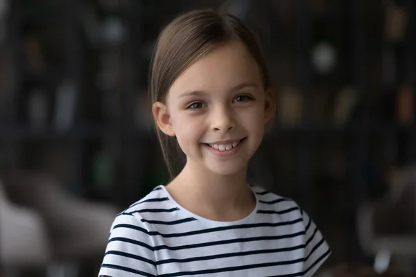 Snímek hlavy portrét roztomilé usmívající se dívka před dospívající pózování uvnitř — Stock fotografie