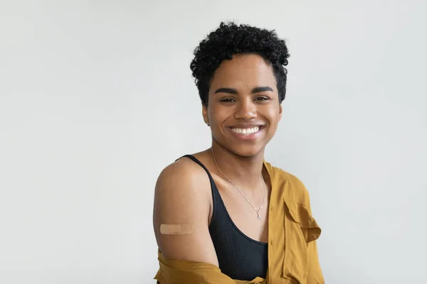 Retrato de mujer afroamericana feliz con parche pegado. — Foto de Stock