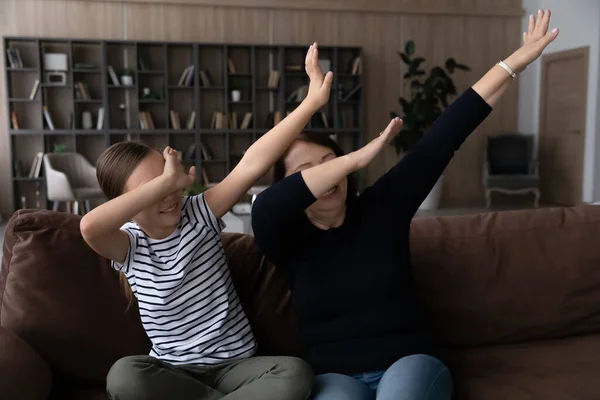 Nenek hamil dan cucu praremaja bersenang-senang melakukan pelukan bayi — Stok Foto