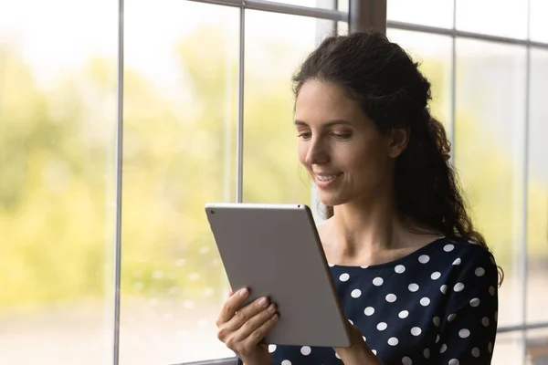 Feliz atractiva mujer latina milenaria usando tableta de computadora digital. —  Fotos de Stock