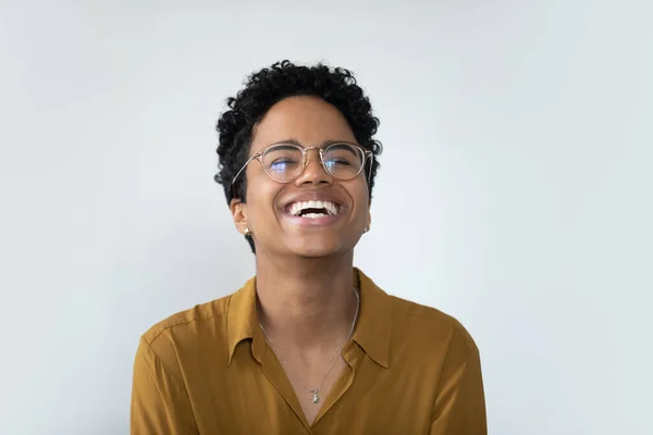 Alegre millennial afroamericana mujer en gafas riendo. — Foto de Stock