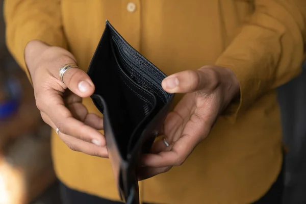 Close up young African American woman holding empty wallet. — Stock Photo, Image