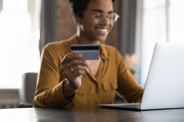 Heureuse femme afro-américaine faisant du shopping dans un magasin internet. — Photo