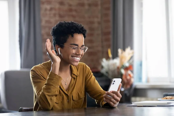 Счастливая молодая афроамериканка проводит мобильный видеозвонок. — стоковое фото