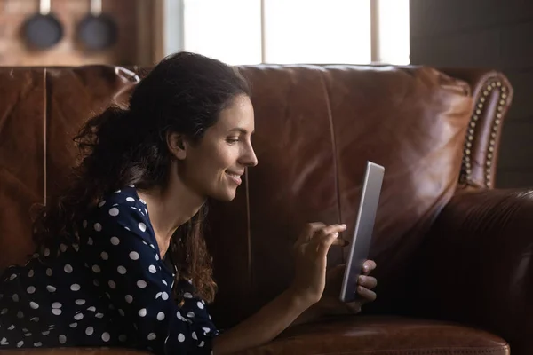 Mujer latina sonriente usando touchpad digital en casa. — Foto de Stock